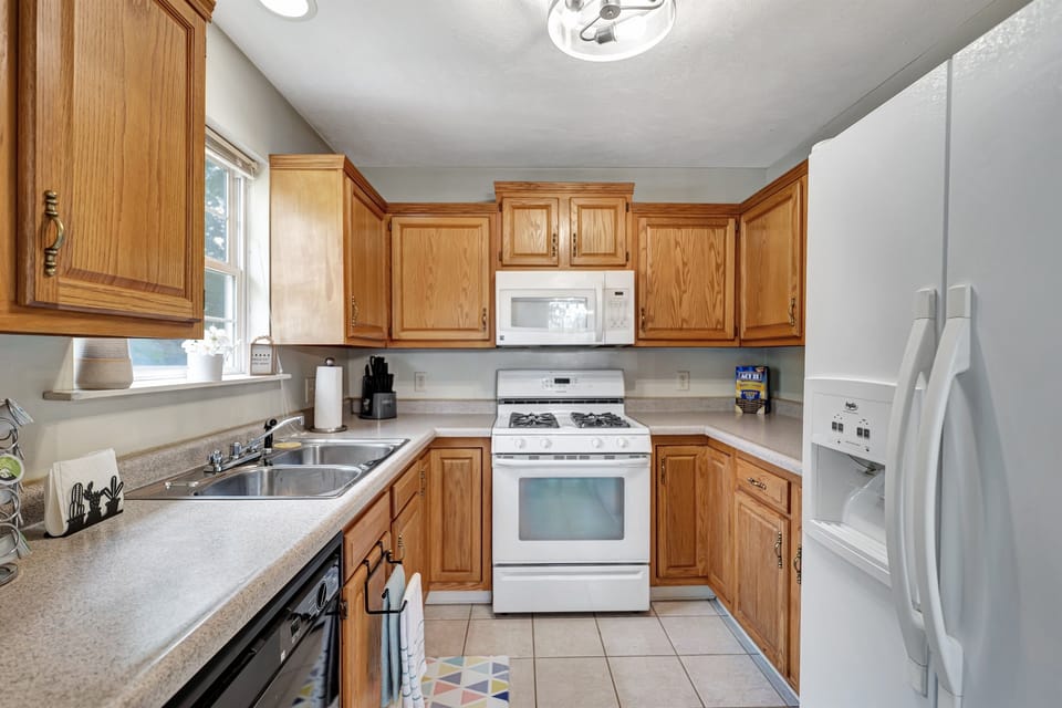 You’ll find plenty of prep space on the kitchen countertops, along with all the cookware, bakeware, dishware, flatware, glassware, serving-ware, and utensils you need to prepare and serve your favorite meals. 