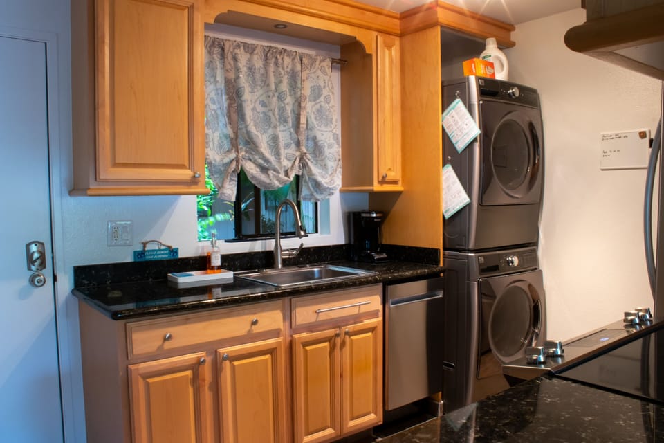 Beautiful Kitchen with granite countertops & new appliances 