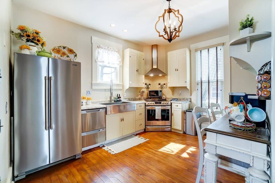 A fully equipped kitchen with everything you would need to feel at home.