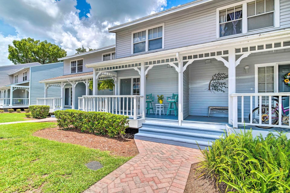 2 Screened-In Porches | 1,230 Sq Ft | 3 Exterior Security Cameras (Facing Out)
