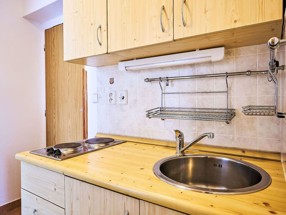 Tap, Countertop, Kitchen Sink, Plumbing Fixture, Sink, Property, Cabinetry, Kitchen, Wood, Lighting