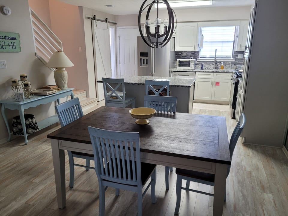 Dining table seats 4 with seating for 2 at breakfast bar