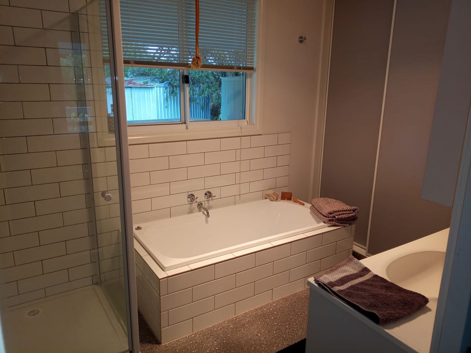 Main Bathroom adjoining main bedroom