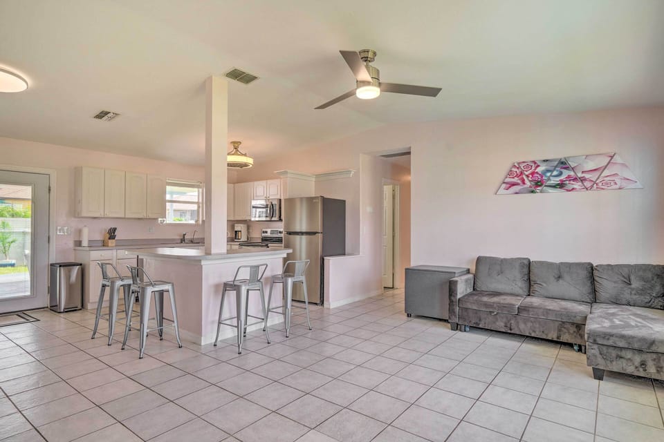 Living Room | Queen Sleeper Sofa | Free WiFi (205 Mbps) | Smart TV