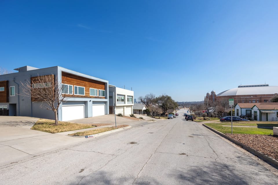 2 Minutes from Dickies Arena, this townhome offers a luxurious but comfortable stay with free driveway and garage parking.