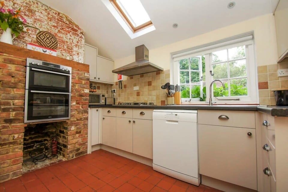 Kitchen area

Country kitchen with a modern finish providing everything you need to be fully self catered. You'll find a double oven with grill, gas four ring hob, microwave, kettle, toaster, and dishwasher.