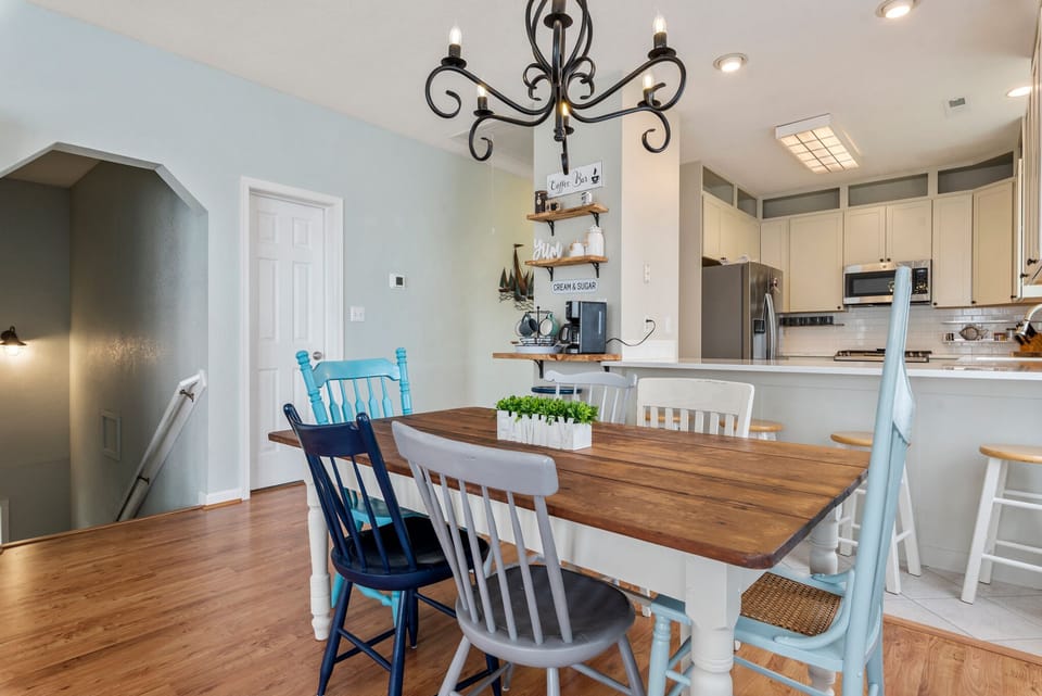 KDN9806: Pura Vida | Mid Level Dining Area