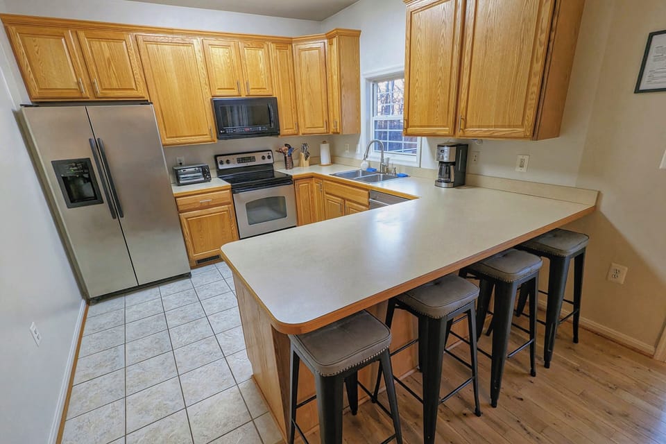 Kitchen: 4-person breakfast counter 