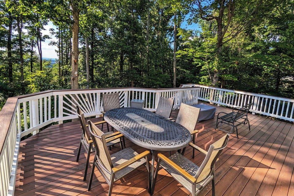 Top Deck: 6-person dining area with fire table 