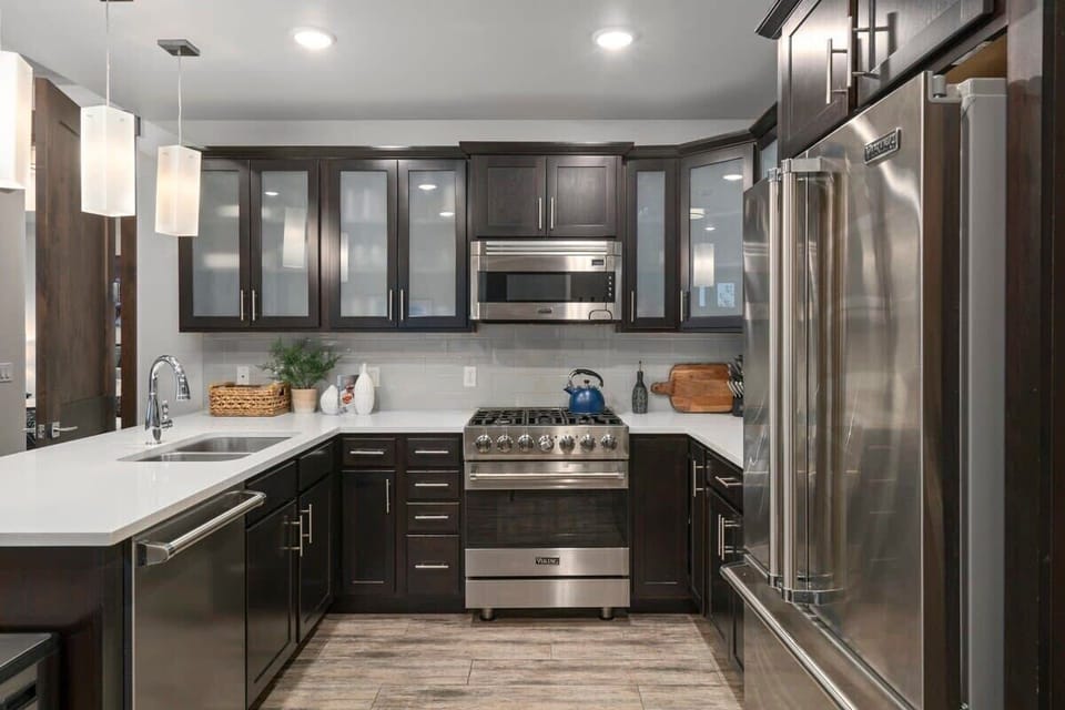 Fully stocked kitchen with Viking Appliances