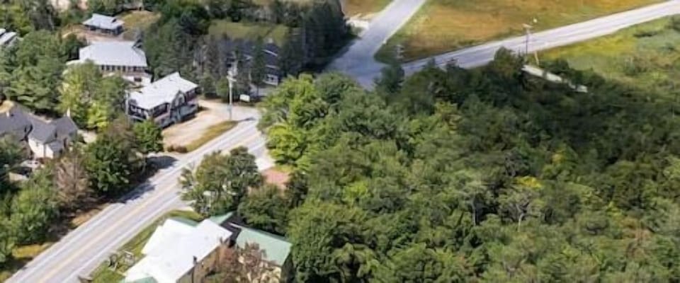 Only 1 mile from Mount Snow!