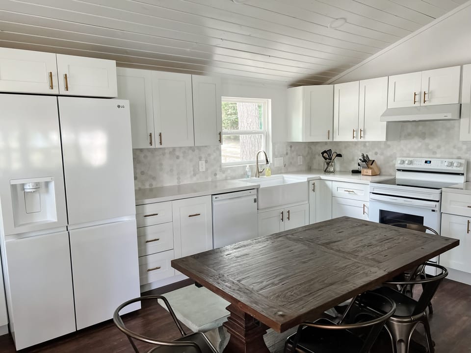 Brand new (2022) energy efficient, white stainless appliances.