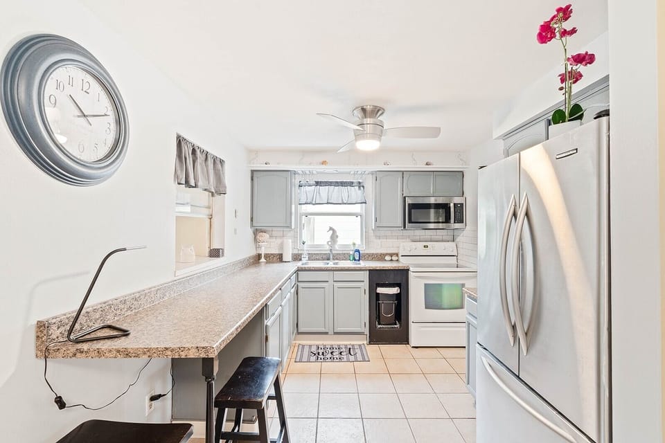 Fully equipped kitchen. Designated work area on the side with lamp.