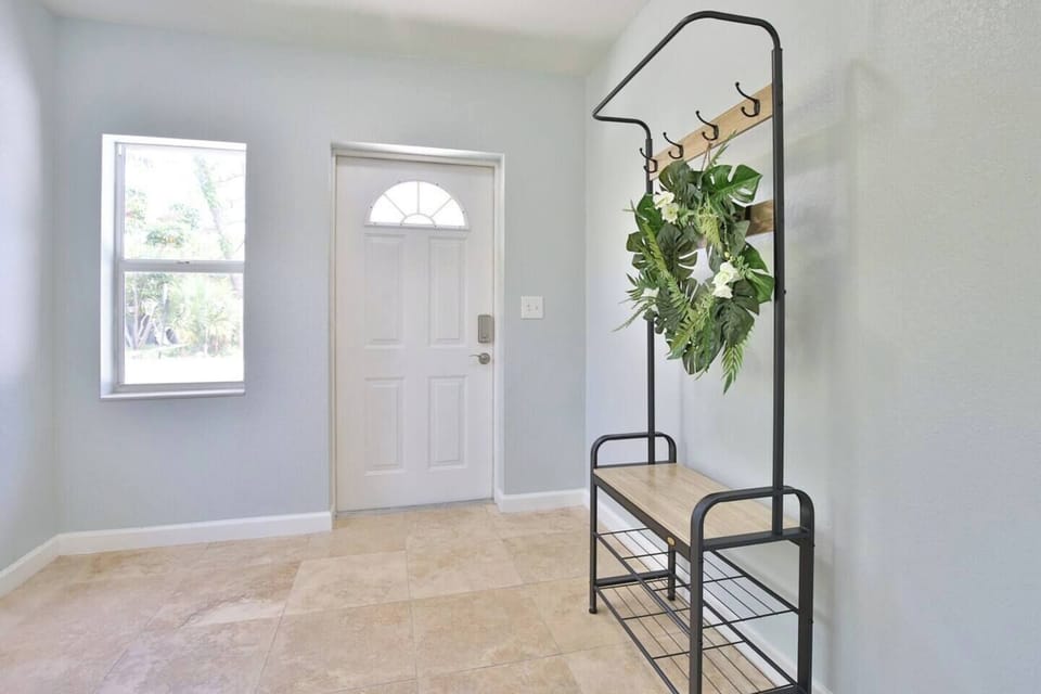 Spacious foyer area to store beach chairs, beach towels, and more.