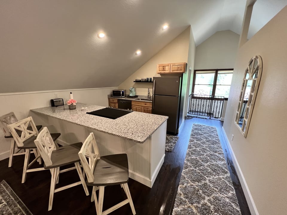 Large island with full kitchen and new appliances.