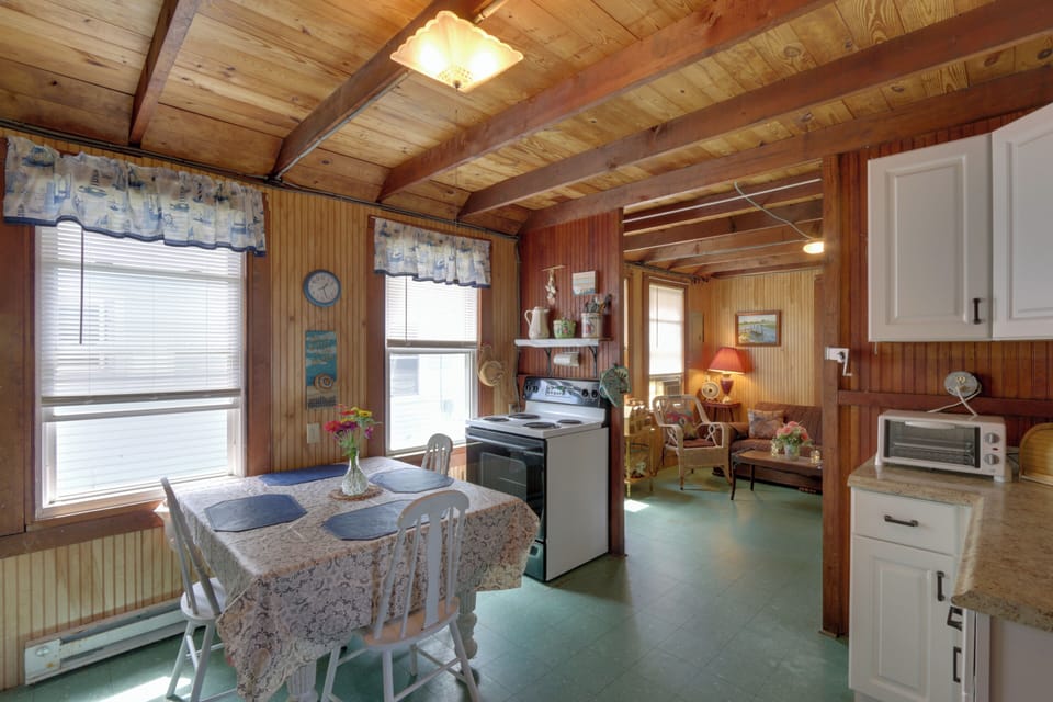 Dining Area | Dishware & Flatware Provided | Trash Bags & Paper Towels Provided