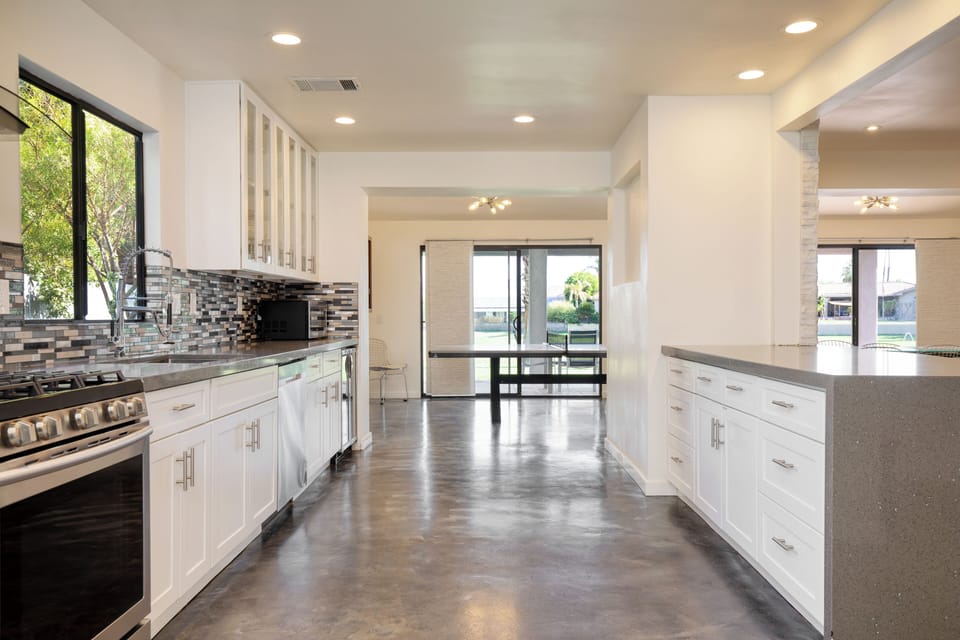 Sleek, fully equipped kitchen (Quinta Blue).