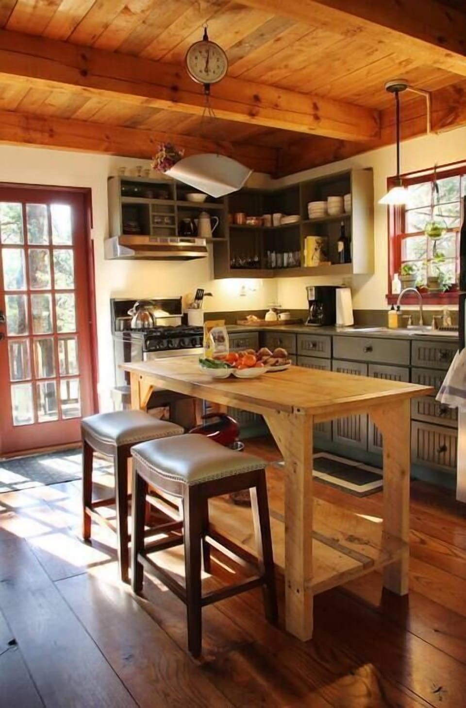 Open & fully accessorized kitchen