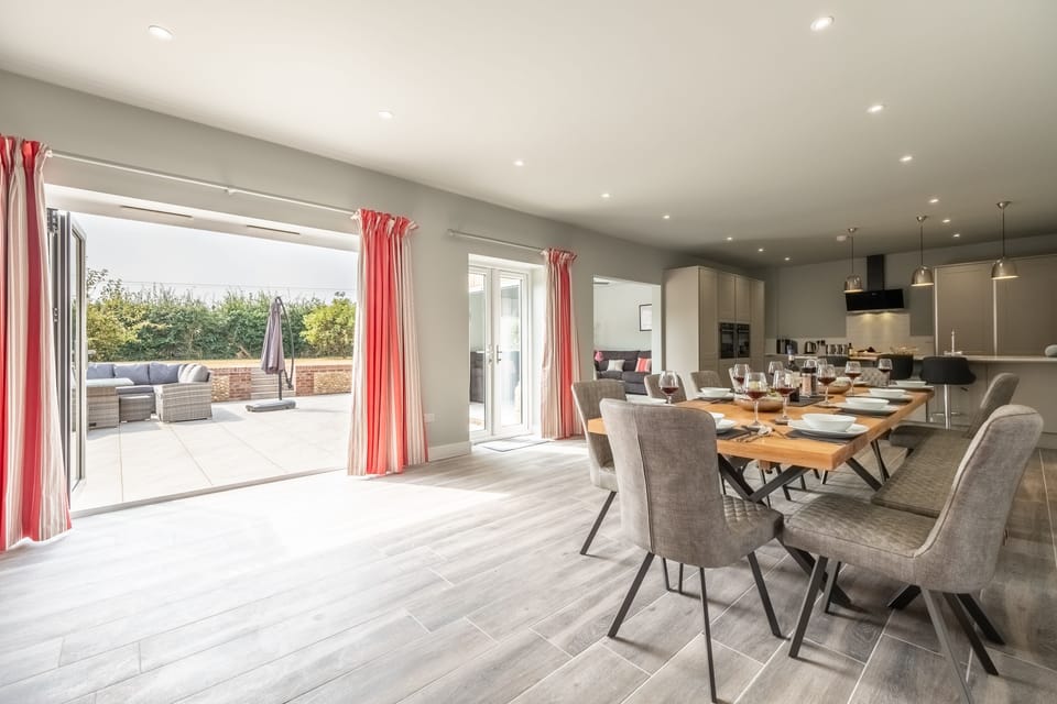 Appletrees, Burnham Market: Bi-fold doors from the dining room open to the garden