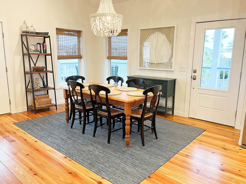 Dining Area w. Seating for 6