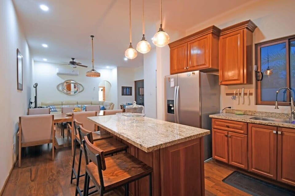 Breakfast bar at the kitchen center island & 3 bar stool seats