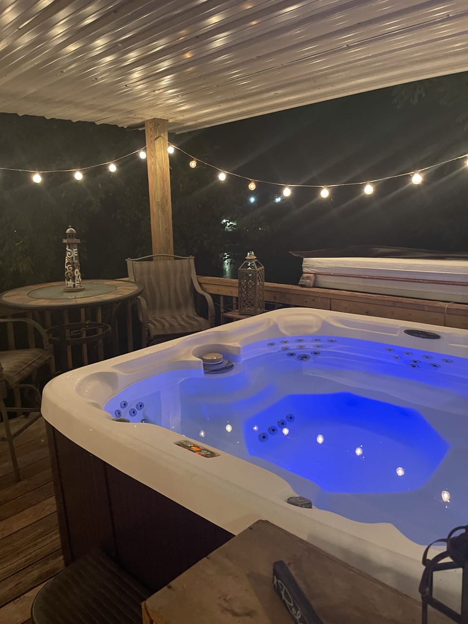 Huge Hot Tub just for guests!
