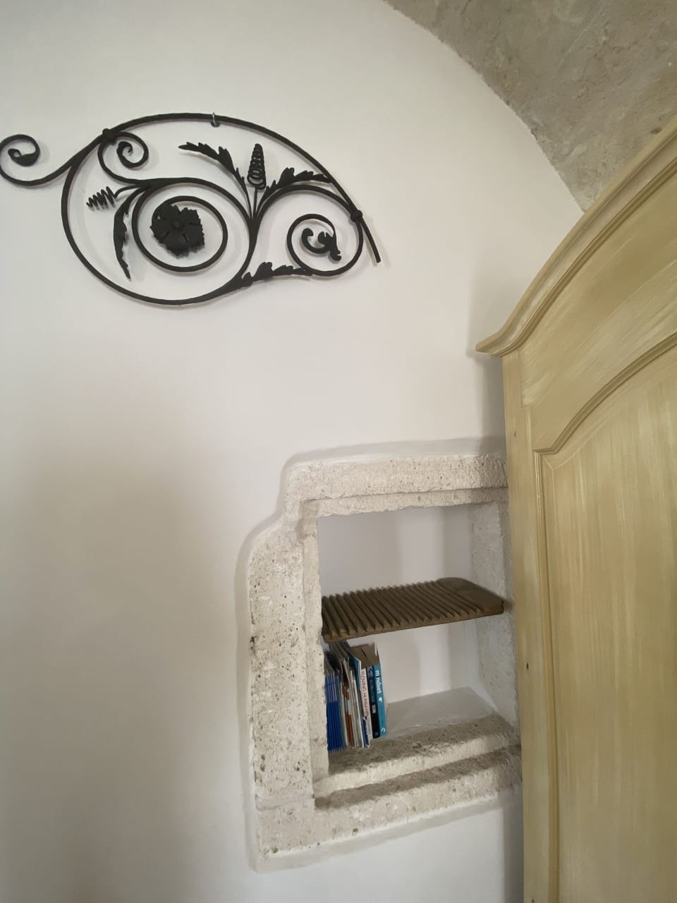 Extra shelves for books, t-shirts, trousers