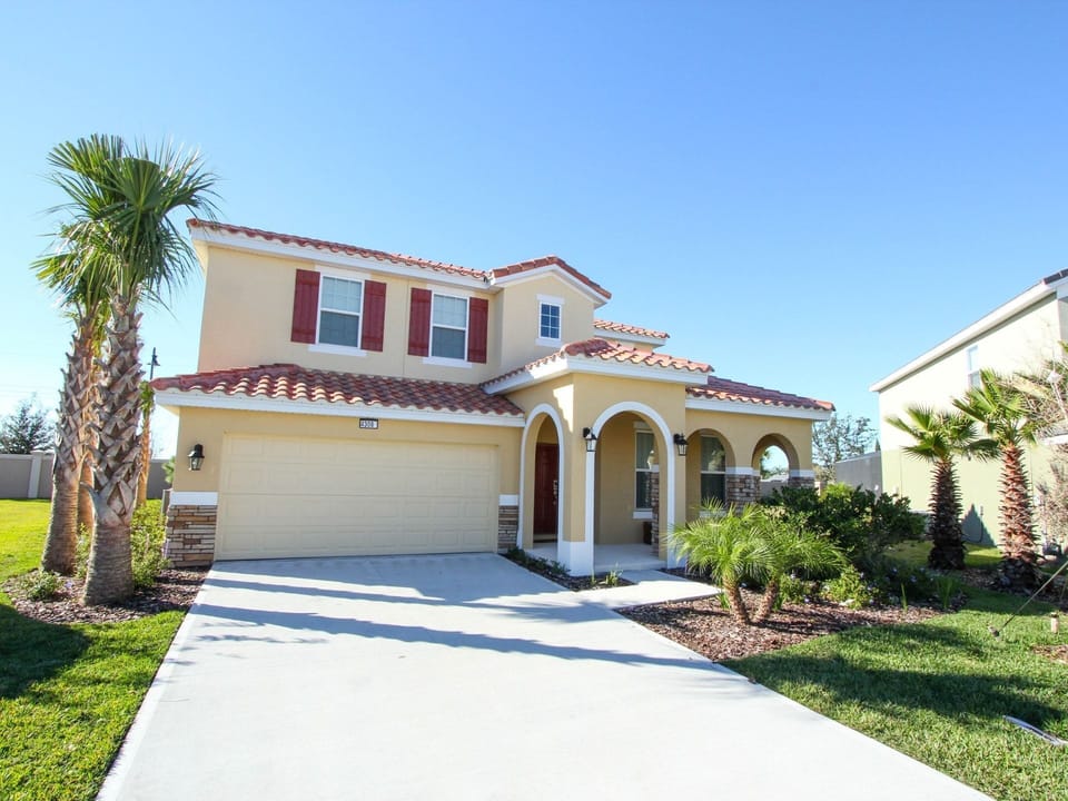 Beautiful 5 bed 4.5 bath villa located in Solterra Resort