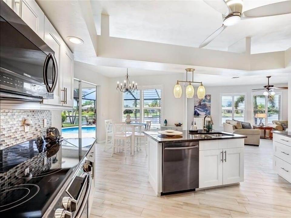 Open, Spacious & Gorgeous Kitchen