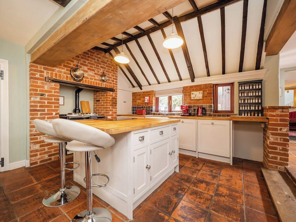 Island seating, inbuilt appliances and stocked spice rack | The Norfolk Broads CottageFarthings, Wroxham