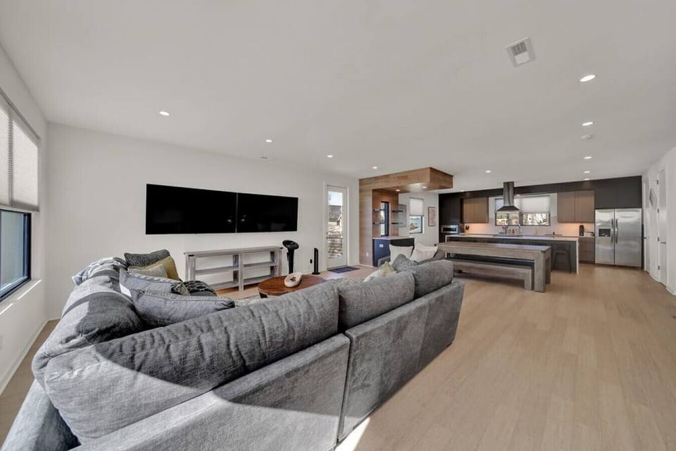 With a sleek and modern design, connecting everyone at all times. Get ready to create memories in this luxurious retreat!