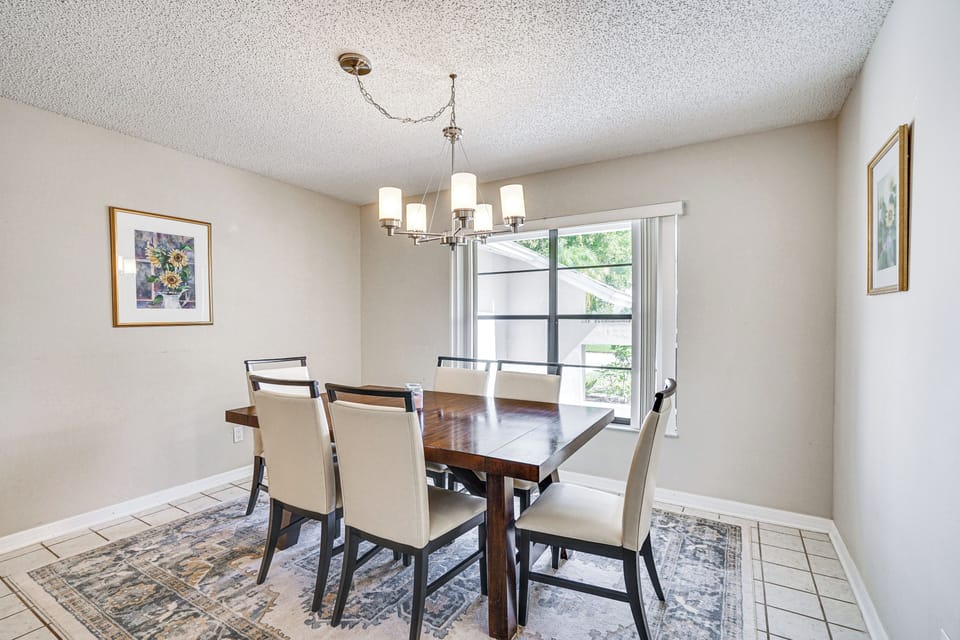 Dining Room | Dishware & Flatware Provided | Trash Bags & Paper Towels Provided