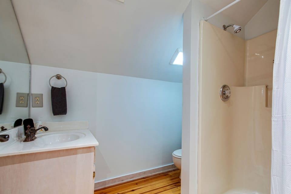 upstairs 3/4 bath