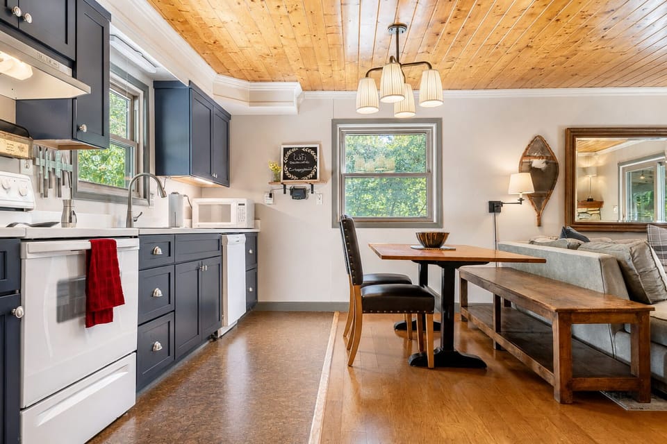 Eat in Kitchen | Table for 6