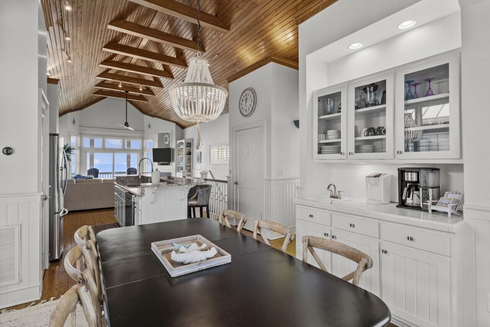 Entire Top Floor Has Ocean Views!