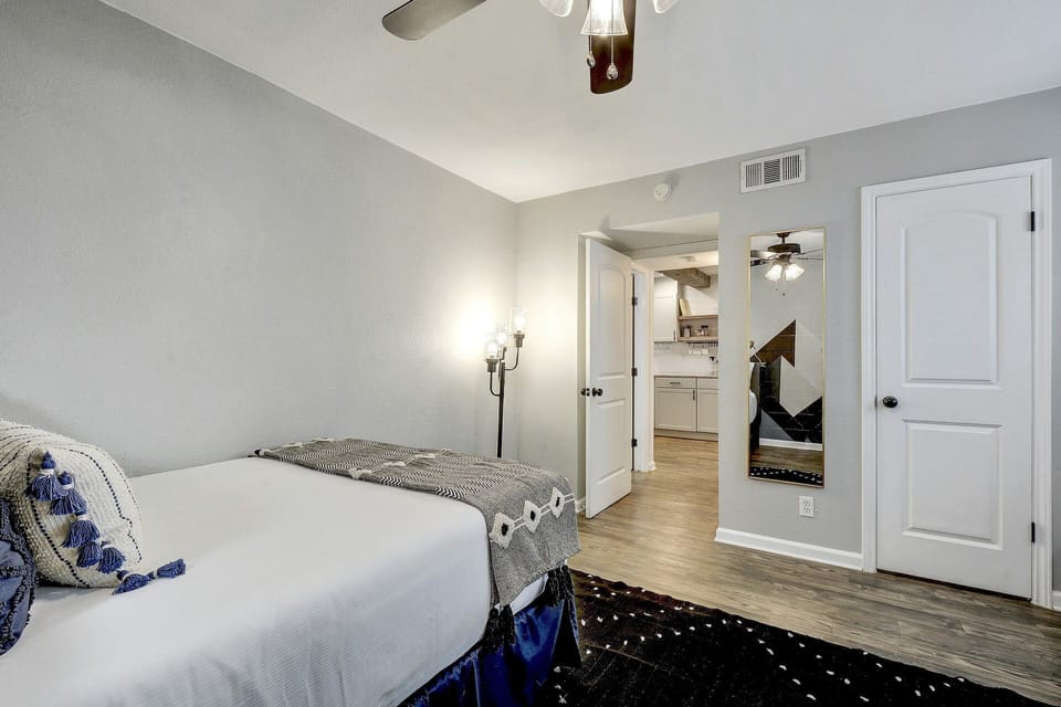 Guest bedroom with full and twin size bed