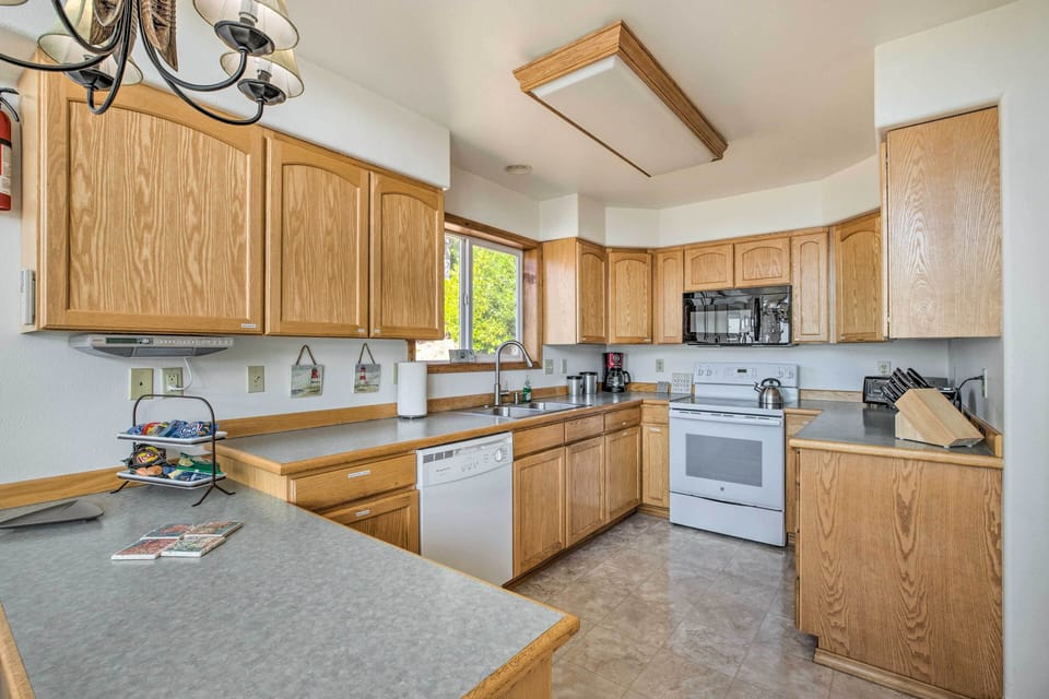 Full Kitchen | Dishwasher | Electric Range | Microwave | Fridge
