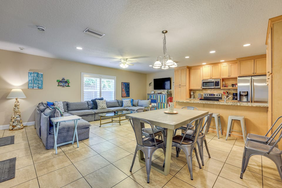 Dining Area | Dishware & Flatware Provided