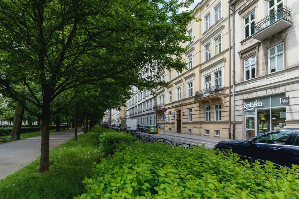 The building is close to charming restaurants and cafes. 
