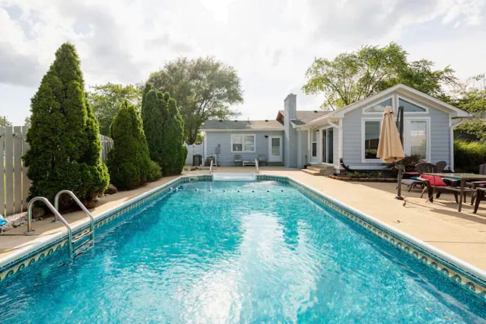 Undeniably beautiful - sparkling pool with large deck for sunbathing/relaxing