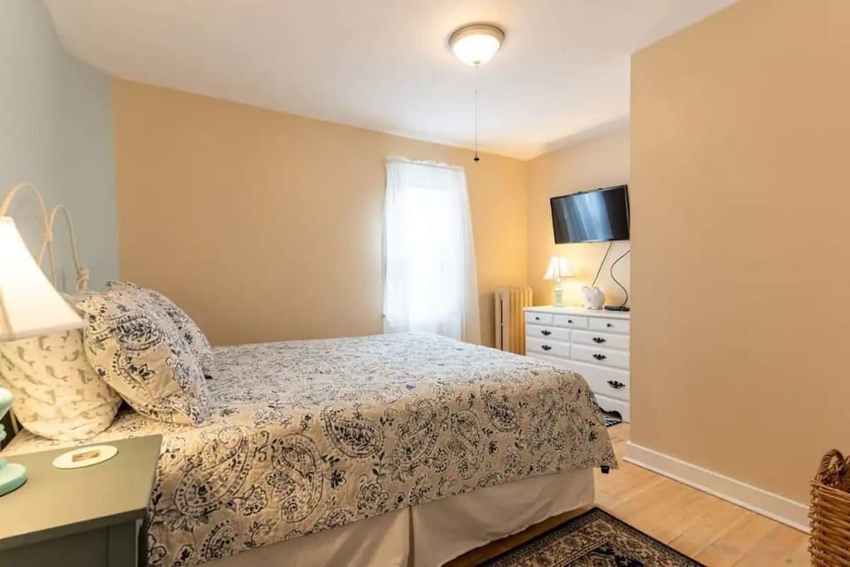 Queen bedroom back of house with TV
