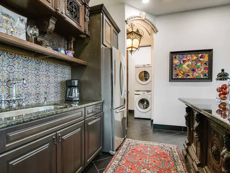 Romantic getaway!  Or bring the family to tour the Texas Hill Country! Villa in Lake Travis