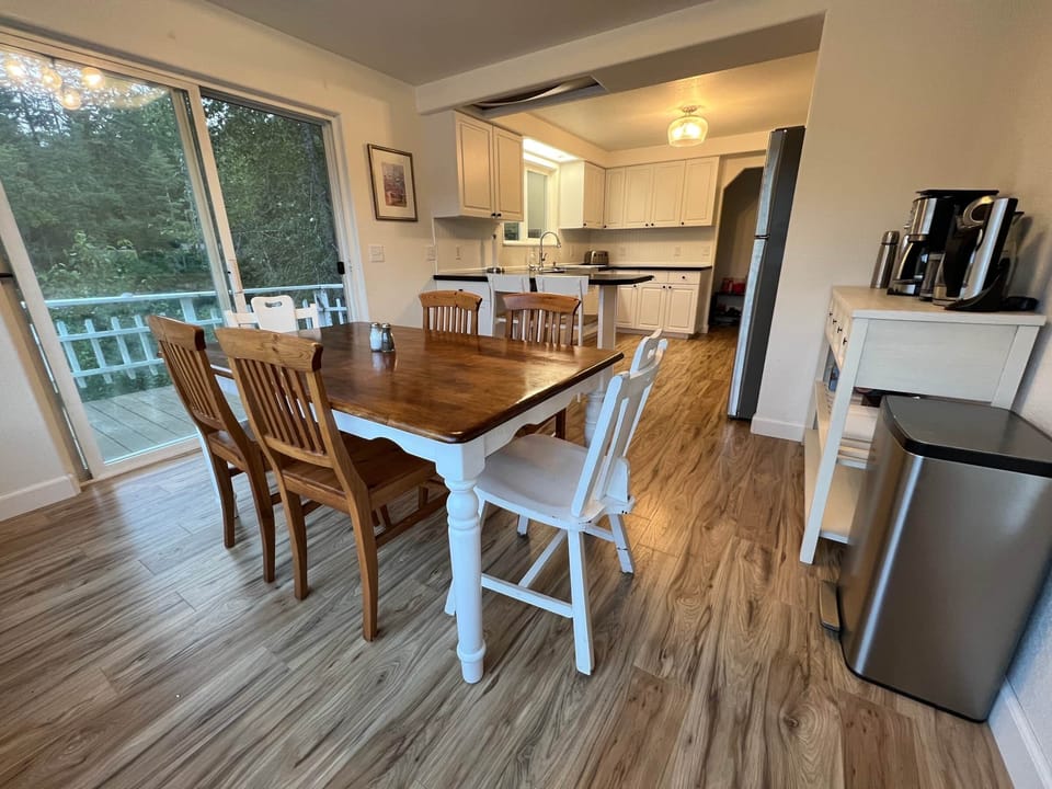 Dining room and coffee station. Coffee and tea provided! 