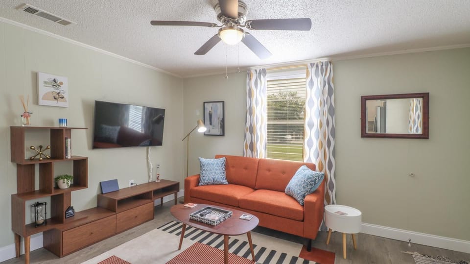 Living room with 50" Samsung HD 4K Smart TV. Log in to any streaming app!