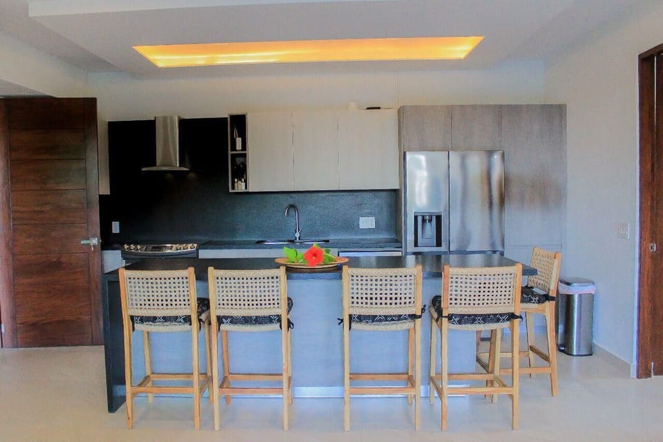 Fully equipped kitchen with island seating
