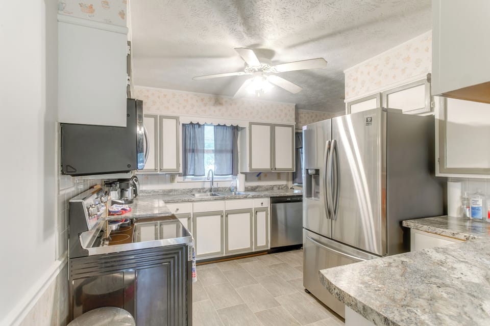 Kitchen | Cooking Basics | Coffee Maker | Paper Towels/Trash Bags Provided