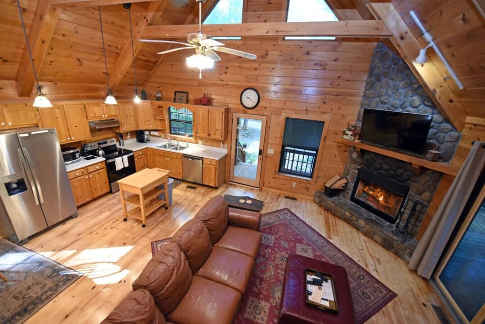 Pet friendly hot tub cabin rental in Blue Ridge GA