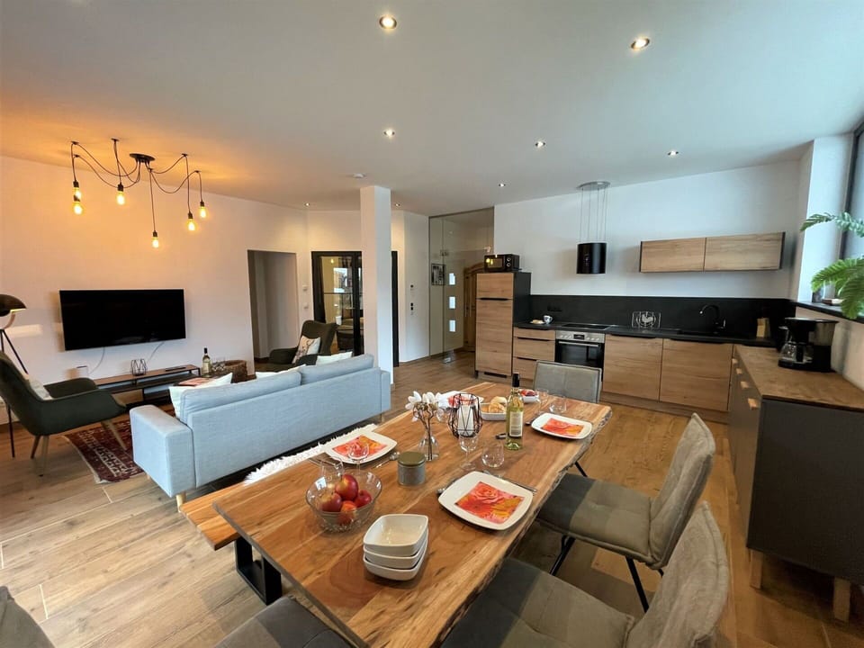 Table, Furniture, Couch, Property, Building, Houseplant, Wood, Lighting, Interior Design, Flooring