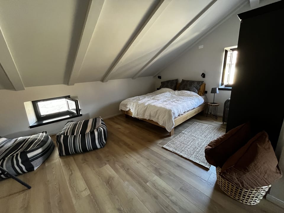 Top floor: open space bed- and bathroom 