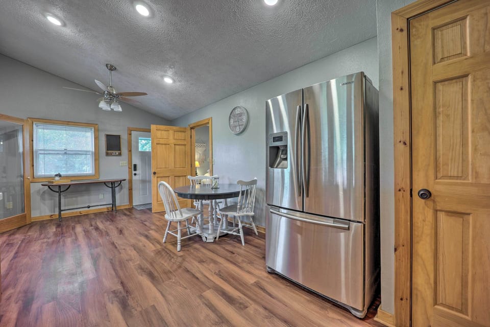 Dining Area | Dishware/Flatware Provided